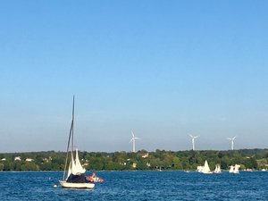 Windräder über dem See